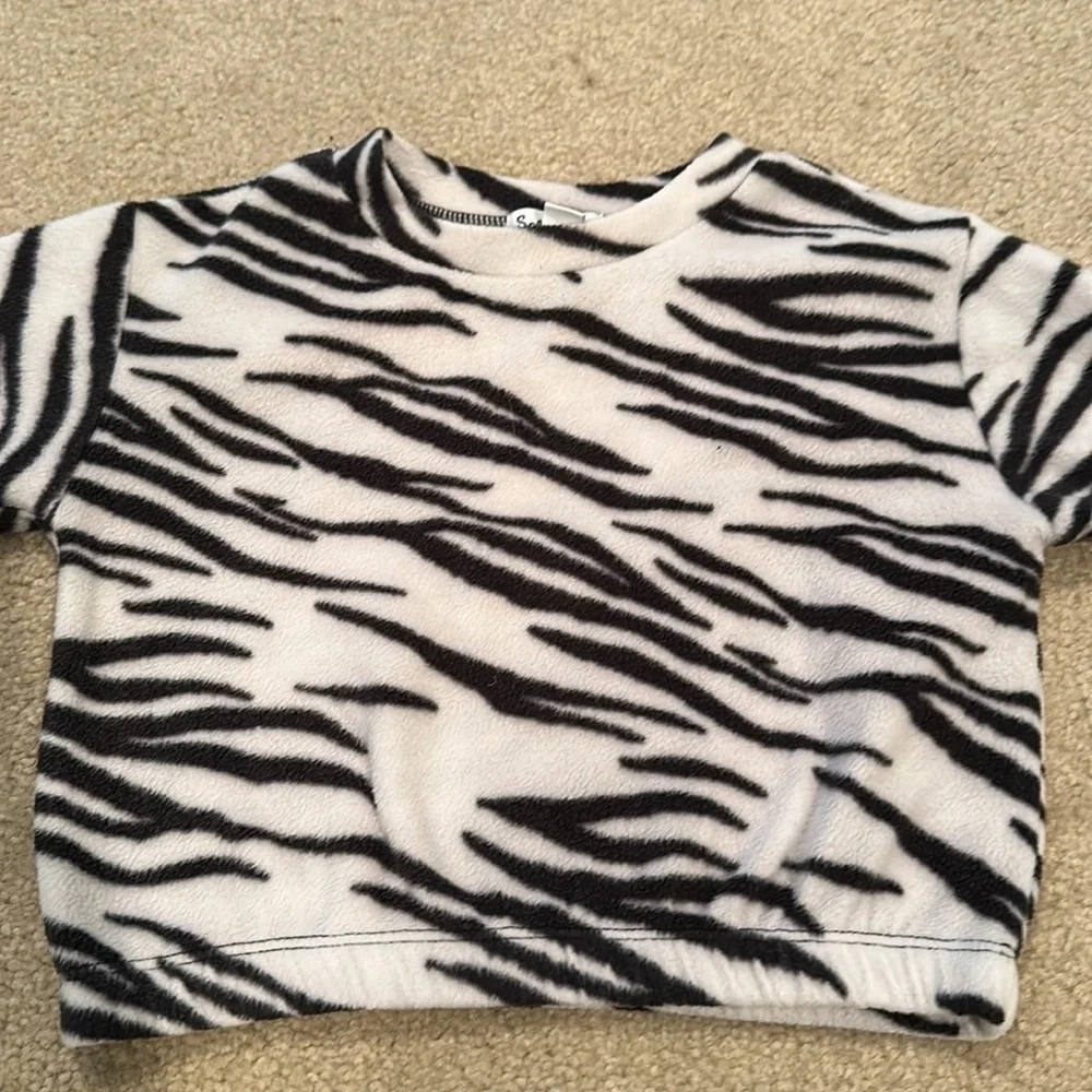 Splendid zebra outfit with leather pants